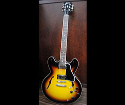 Gibson セミアコースティック ES-335